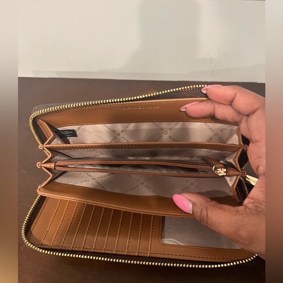 ⭐️ Authentic Michael Kors Large Logo Continental Wallet ⭐️ - Picture 2 of 6